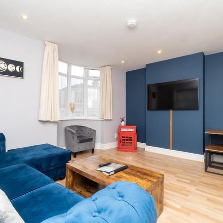 Spacious 2 Bed Southville Flat Near Harbourside Бристол Екстериор снимка