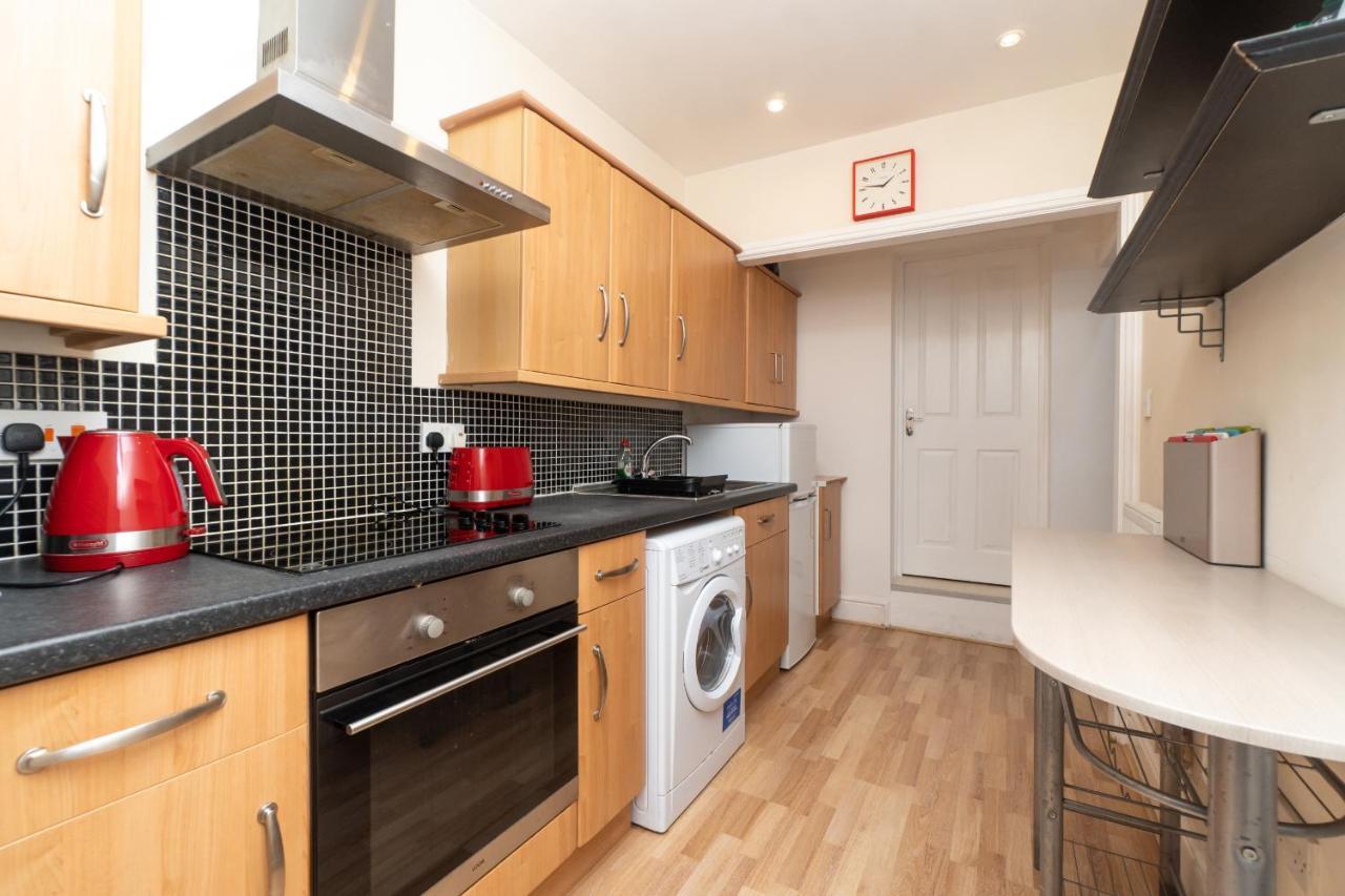 Spacious 2 Bed Southville Flat Near Harbourside Бристол Екстериор снимка