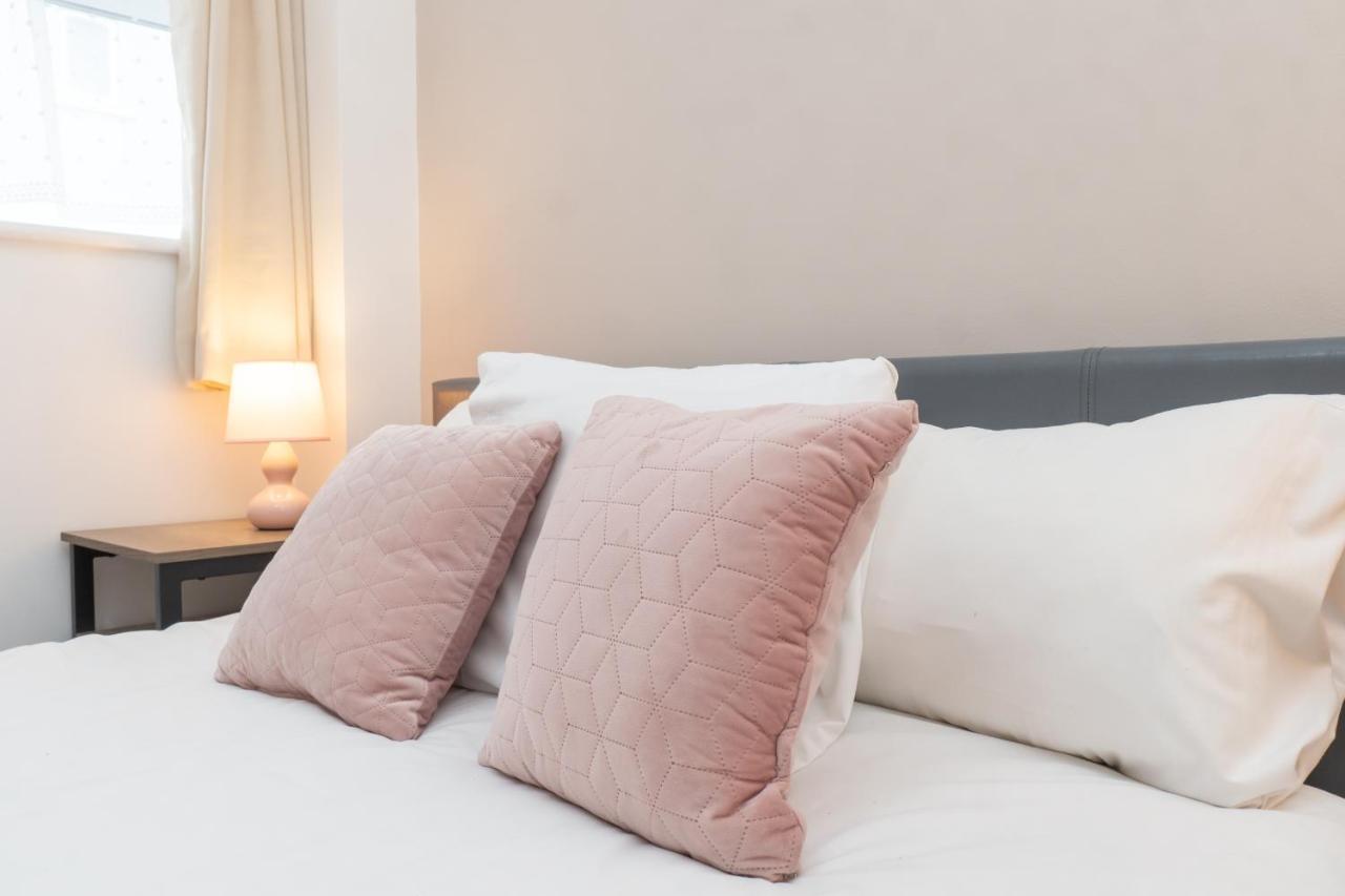 Spacious 2 Bed Southville Flat Near Harbourside Бристол Екстериор снимка